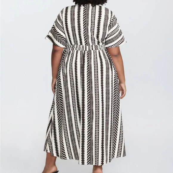 Elegant Black and White Patterned Dress - Picture 3 of 5